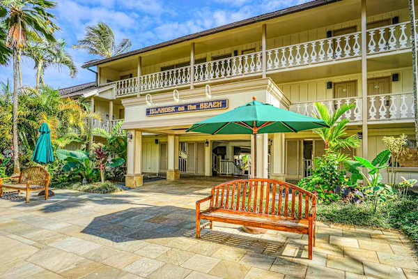 Resort-Style Tropical Courtyard