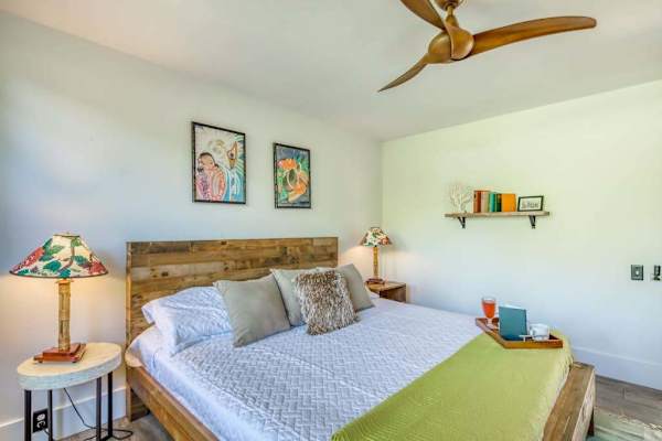 King bedroom with tropical décor