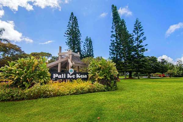 Welcome to Pali Ke Kua surrounded by lush tropical landscaping