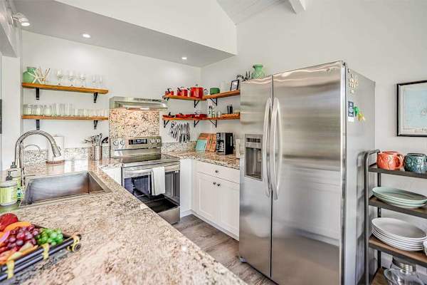 Fully equipped kitchen for home cooking