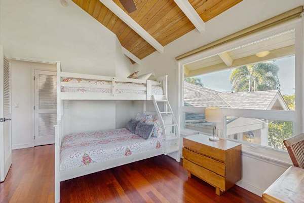 Double and single bunk bed room with views