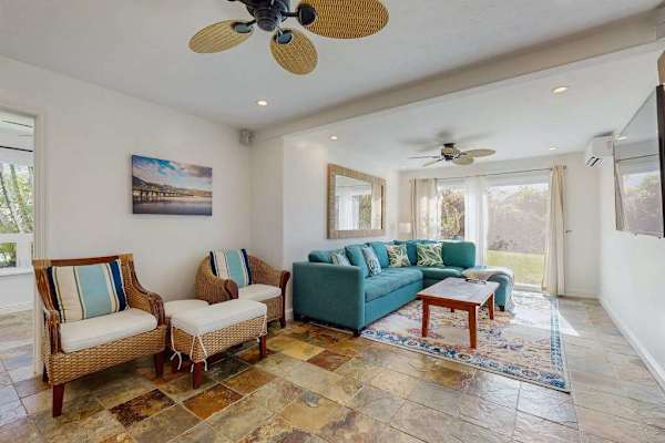 Additional living area with queen sofabed