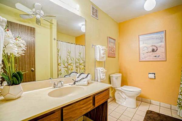 Fresh And Bright Full Bathroom