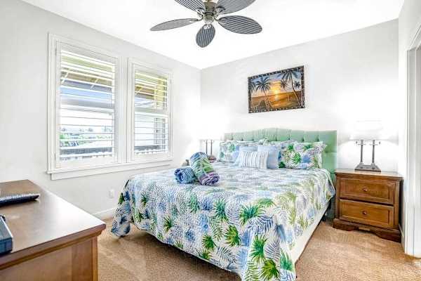 Guest bedroom with king bed.