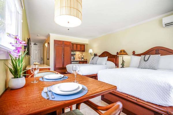 Dine And Unwind In Comfort
