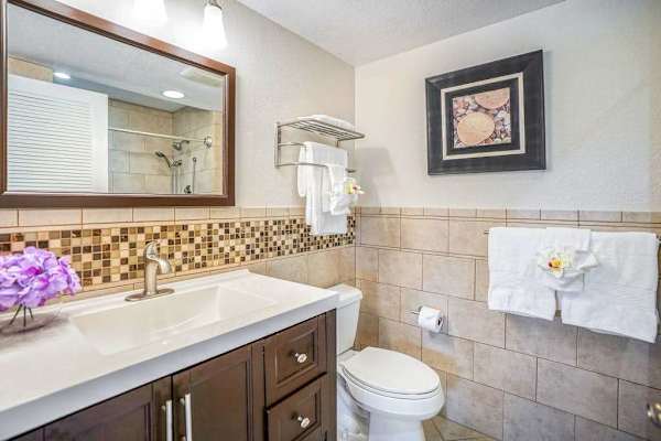 Refresh in the Spacious Full Bathroom