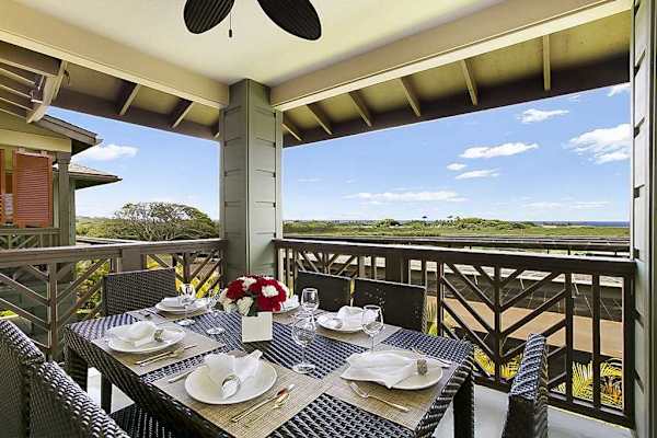 Enjoy your dinner outside on your lanai wile talking in panoramic views.