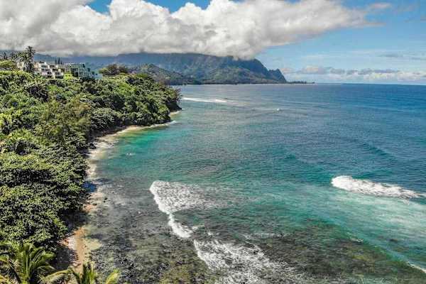 Dramatic coastline views of Kauai