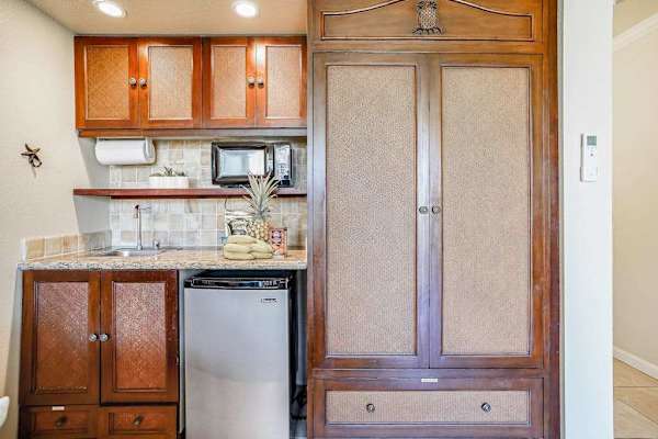 🌴 Convenient In-Room Mini Fridge