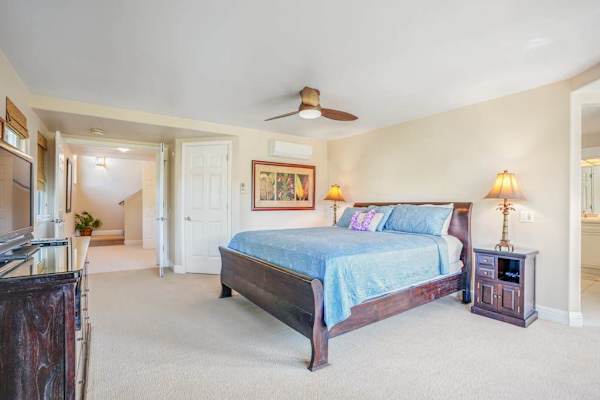 Main floor spacious master bedroom with king bed, en suite, flat screen tv and private lanai access.