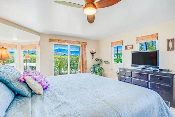 Main floor spacious master bedroom with king bed, en suite, flat screen tv and private lanai access.