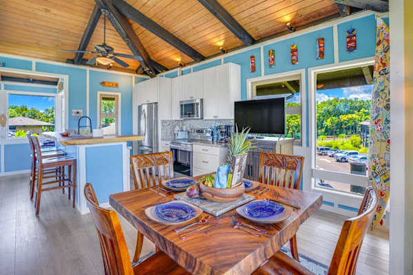 Dining room with seating for four while you take in the panoramic views of your tropical paradise.