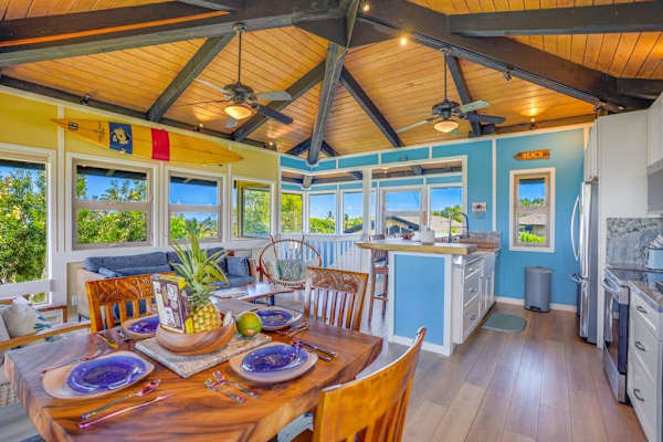 Dining room with seating for four while you take in the panoramic views of your tropical paradise.