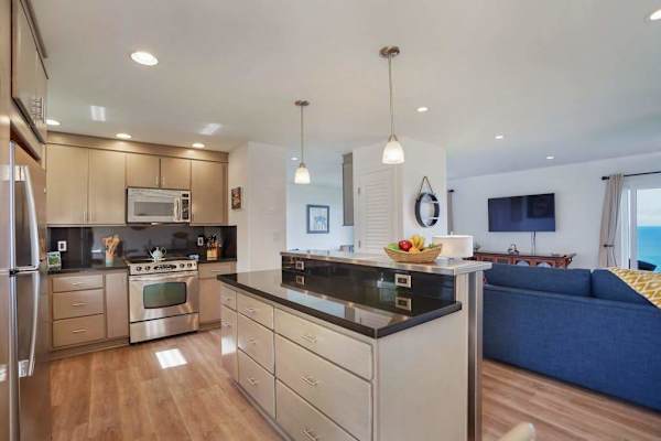 Spacious kitchen featuring a breakfast bar and full appliances