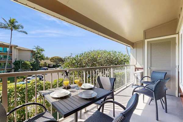 Courtyard View Balcony Dining