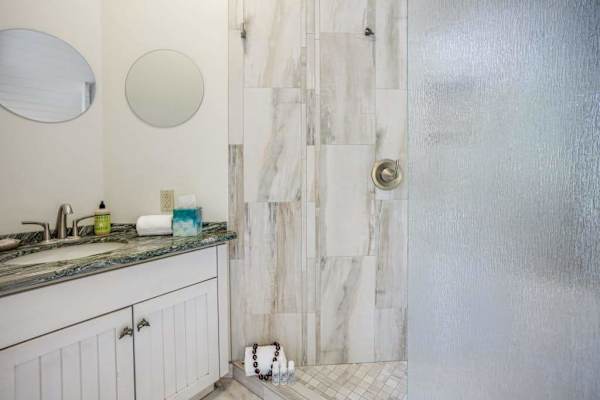 Guest bathroom with a spacious vanity and modern finishes.