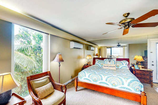 Bright studio offers seating, tropical views, and comfortable sleeping arrangements