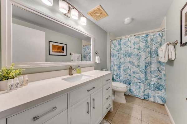 Bright Full Bathroom with Modern Finishes