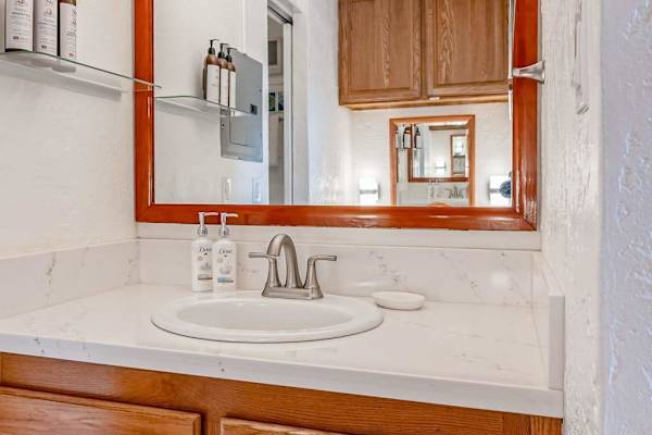Fresh And Modern Bathroom Vanity