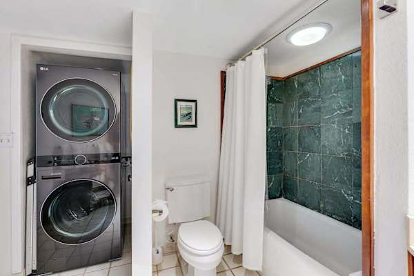 Ensuite bathroom with washer/dryer, for extra comfort during your stay