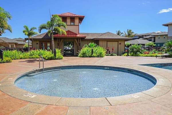 Sparkling Resort Hot Tub For Sunny Days