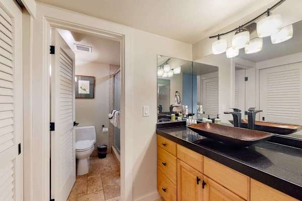 Freshen up easily in this spacious and convenient bathroom vanity
