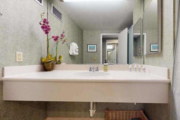 Freshen up easily with this spacious and convenient bathroom vanity