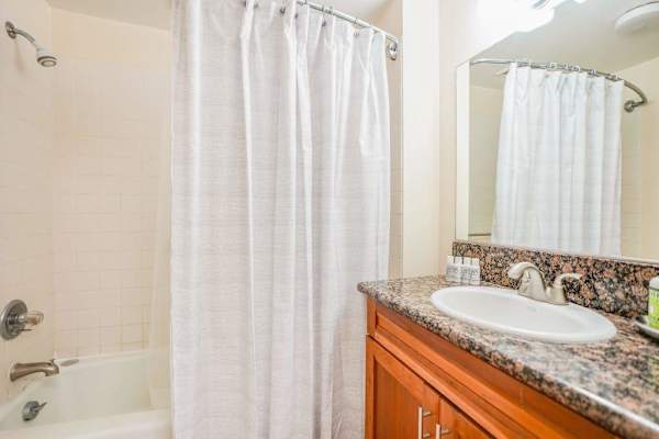 Freshen up comfortably in this clean and convenient full bathroom