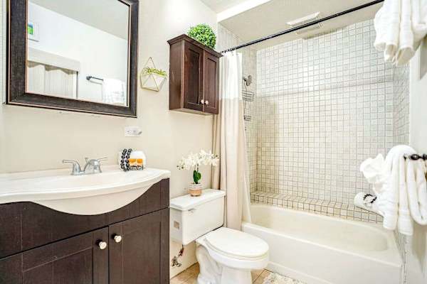 Bright & Refreshing Full Bathroom
