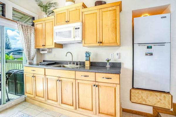 Charming Kitchenette For Easy Island Stays