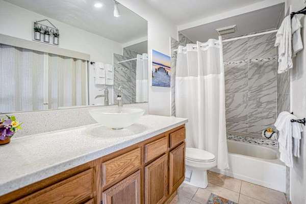 Refreshing Full Bathroom Retreat