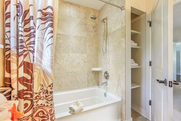 Fresh And Bright Full Bathroom