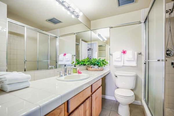 Modern Full Bathroom With Vanity