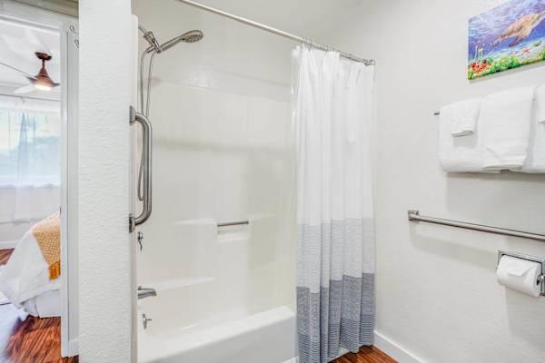 Fresh And Inviting Full Bathroom