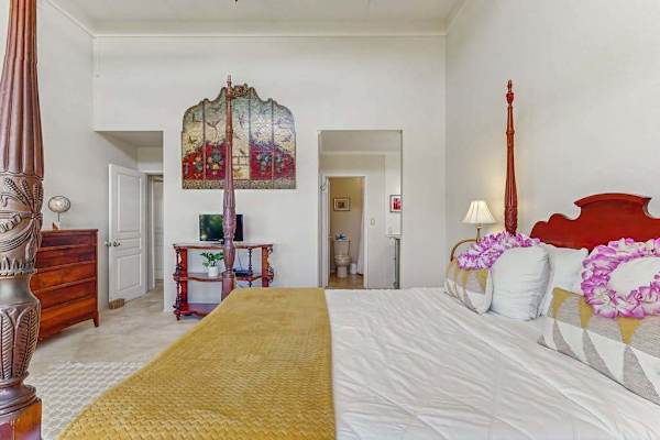 Spacious Primary Suite with Four-Poster Bed, TV & En-Suite Access