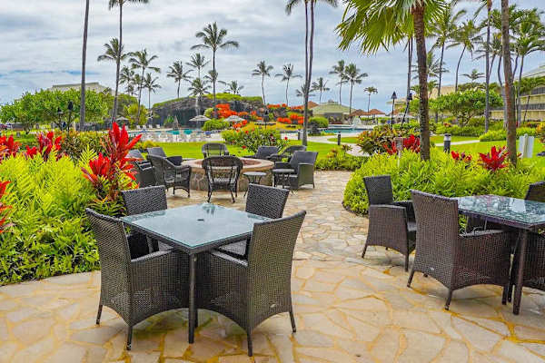 Tropical Courtyard For Outdoor Dining