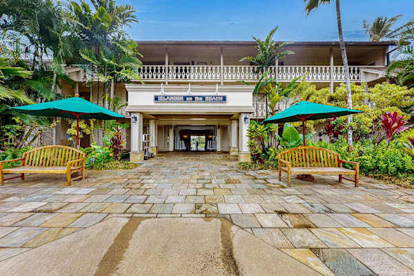 Grand Resort Entrance With Hawaiian Charm