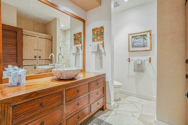 Elegant Full Bathroom With Vanity