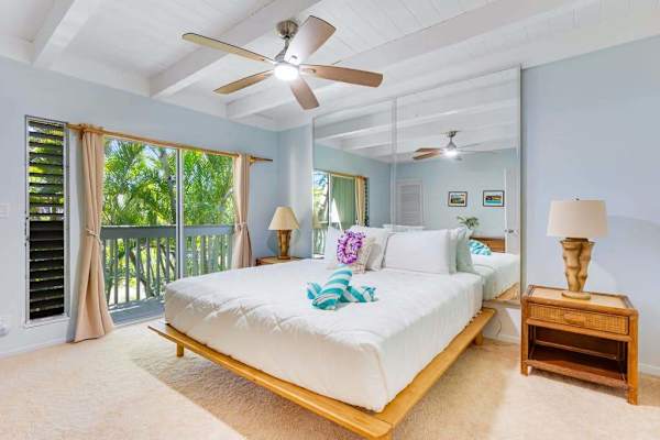 Master bedroom with ensuite bathroom, private lanai access, and en suite bathroom