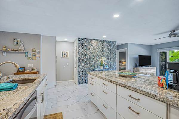 Spacious Contemporary Kitchen Retreat