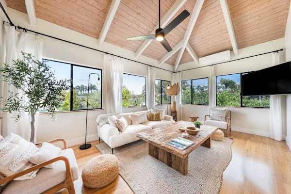 Panoramic Living With Lush Island Views