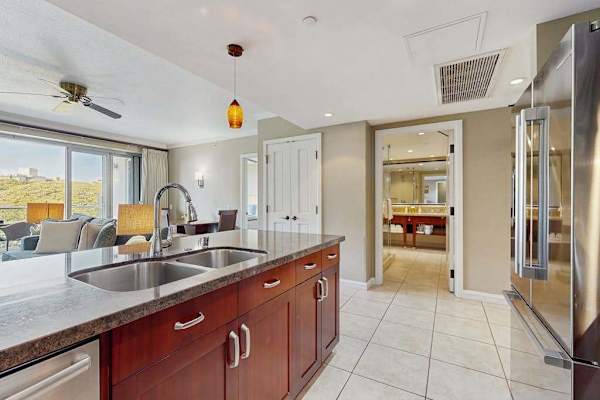 Spacious Gourmet Kitchen Retreat