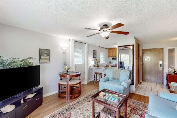 Spend tranquil evenings chatting with your guests or watching TV in the inviting living room, or surprise them with a delicious homemade meal prepared in the well-equipped kitchen. 