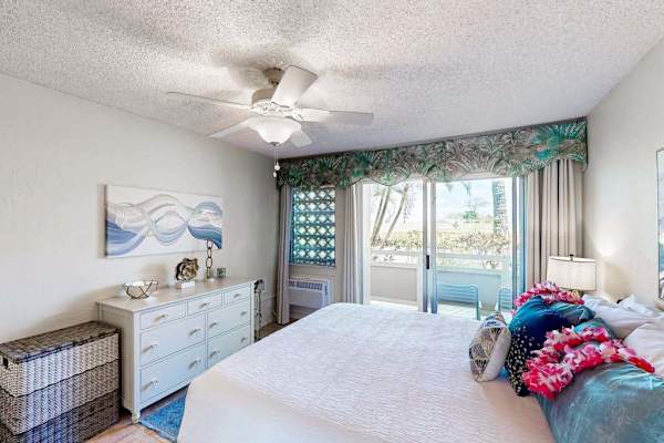 Spacious Bedroom With Island Style