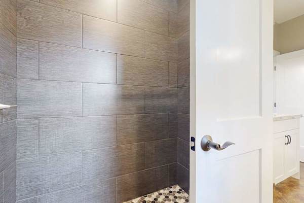Elegant Bathroom With Modern Finishes