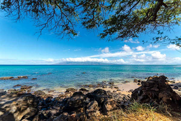Scenic rocky beach nearby, perfect for a relaxing morning walk by the ocean.