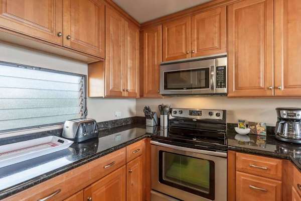Sunlit Kitchen Designed For Easy Entertaining