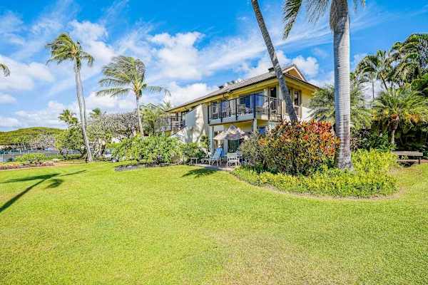 Spacious front yard with beautifully manicured tropical lawns