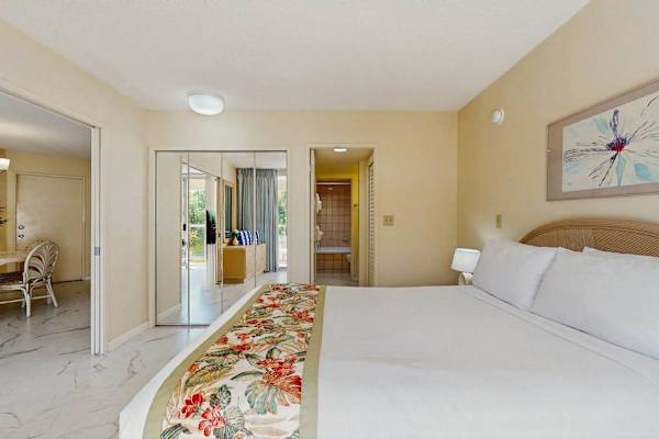 Comfortable bedroom with a relaxed island atmosphere