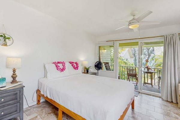 Bright Coastal Studio Retreat